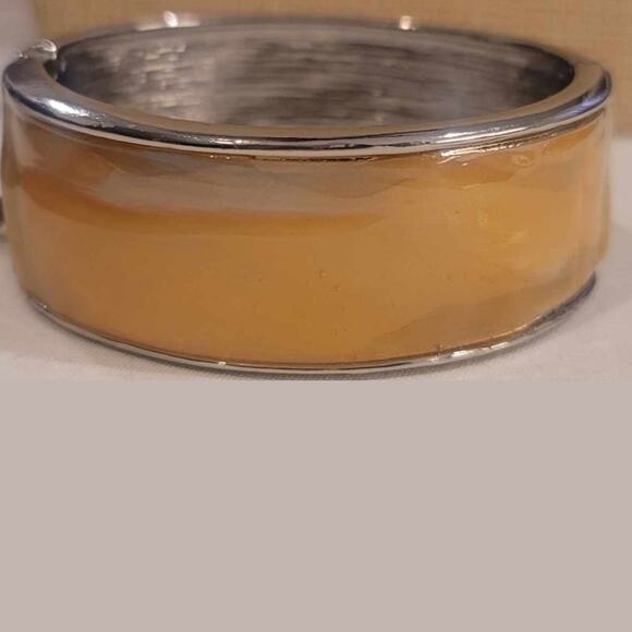 Chicos 1" Shell Shine Yellow Hinged Bangle Bracelet in Silver NWT - Picture 4 of 4